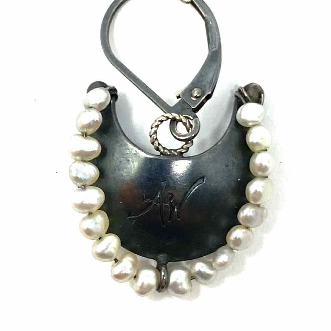 artisan AW Metal Gunmetal Color Shield Pearl Earrings