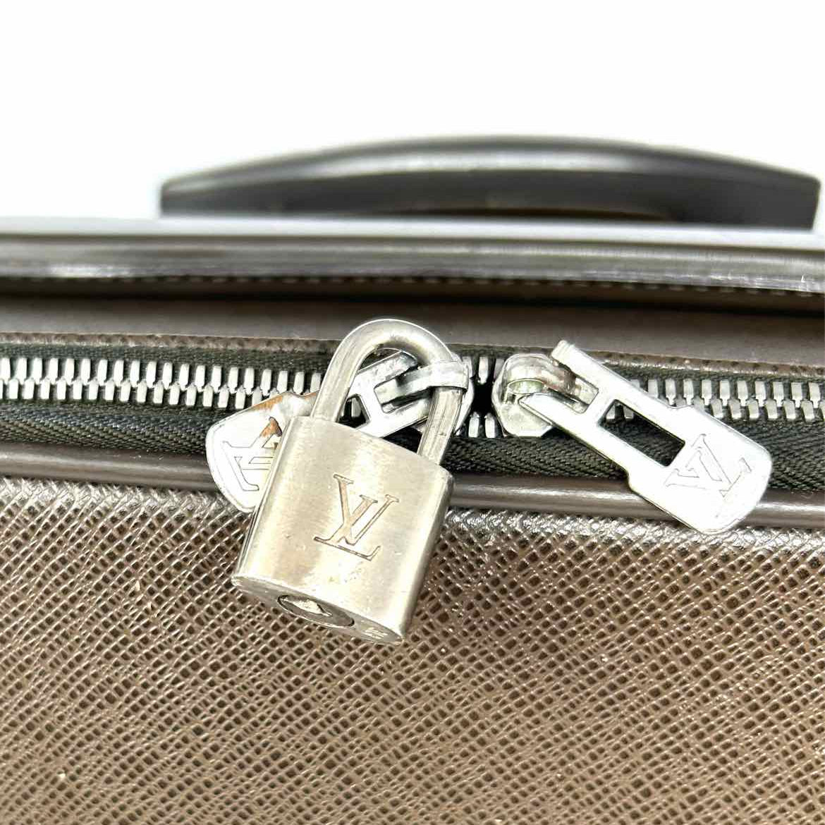 LOUIS VUITTON Size Carry On Brown Luggage