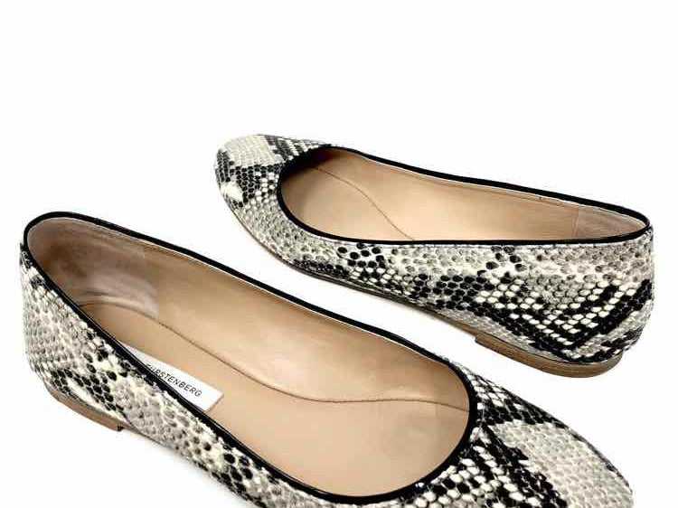 Diane Von Furs Shoe Size 7.5 Gray Python Flats - Article Consignment