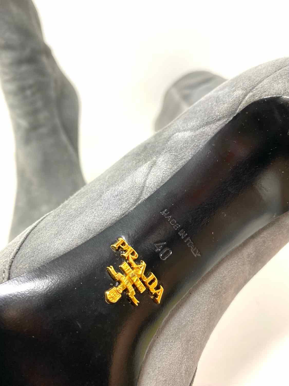 PRADA グレー ロングブーツ PRADA グレー スエード ロングブーツ - メルカリ