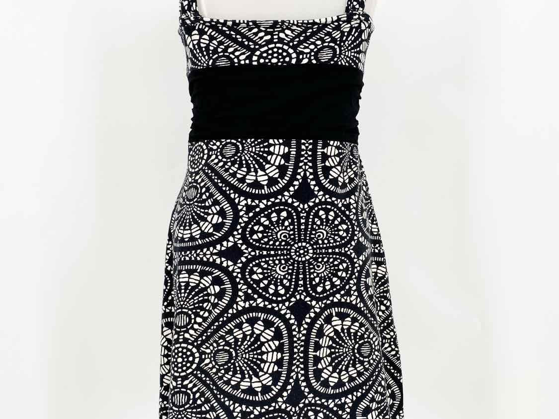 Patagonia Women's black/white V-Neck Abstract Date Night Size XS Dress - Article Consignment