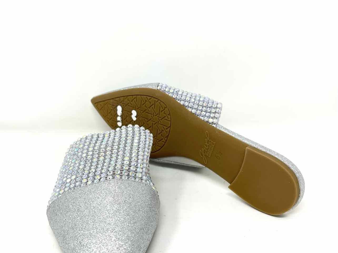 JewelBadgleyMischka Women's Silver Mule Glitter Size 6.5 Flats - Article Consignment