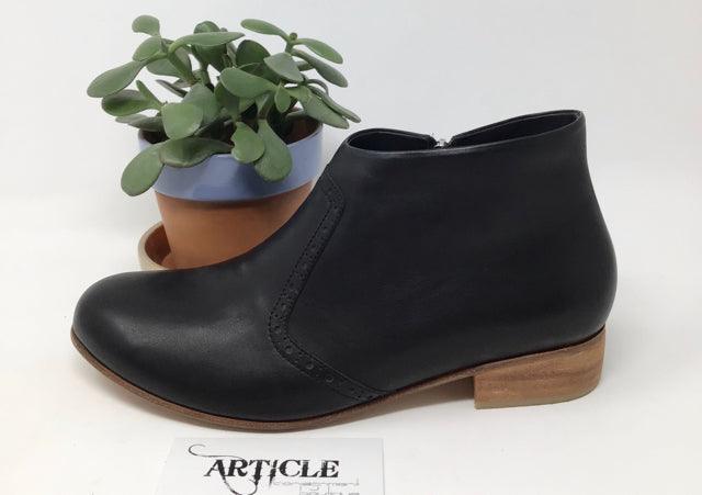 ADETACHER 40/9.5 Black Leather Bootie - Article Consignment