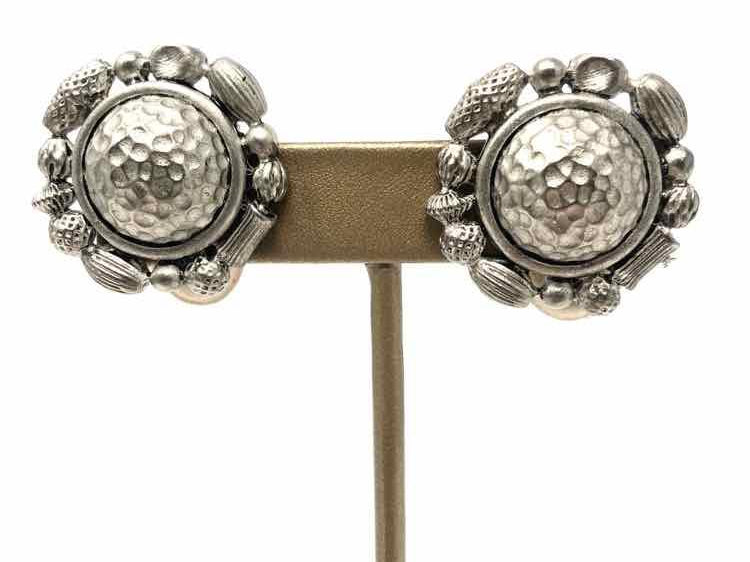 Oscar de la Renta Pewter Round Hammered Clip-ons - Article Consignment